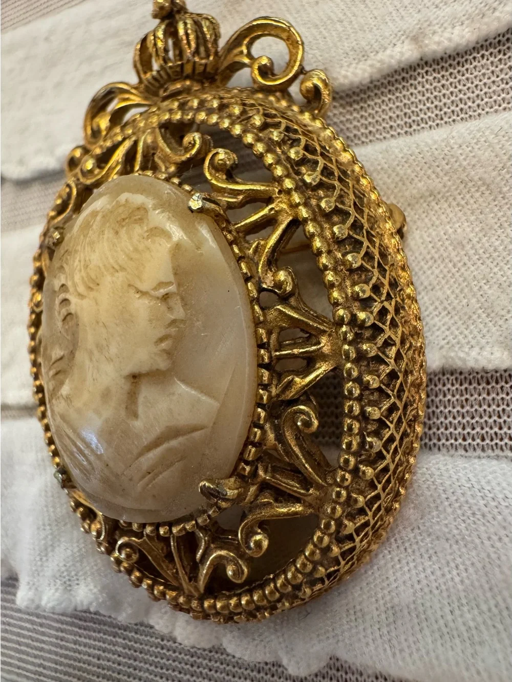 Vintage Signed FLORENZA Crown Cameo Brooch Pendant Gold Tone Ornate Filigree